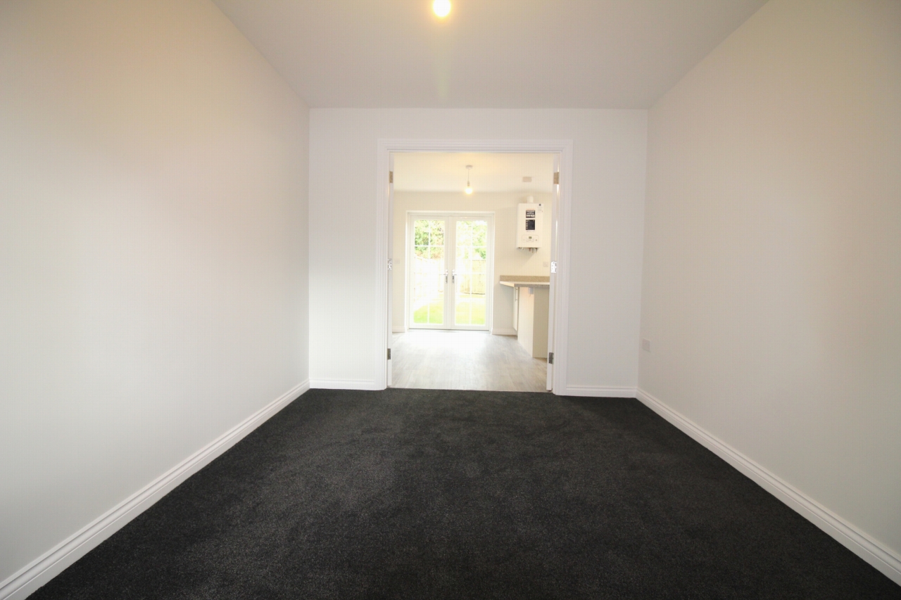 4 bedroom semi-detached house To Let in Birmingham - Photograph 5.