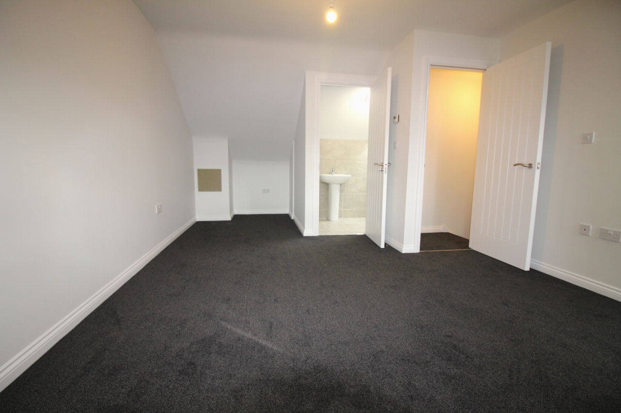 4 bedroom semi-detached house To Let in Birmingham - Photograph 9.