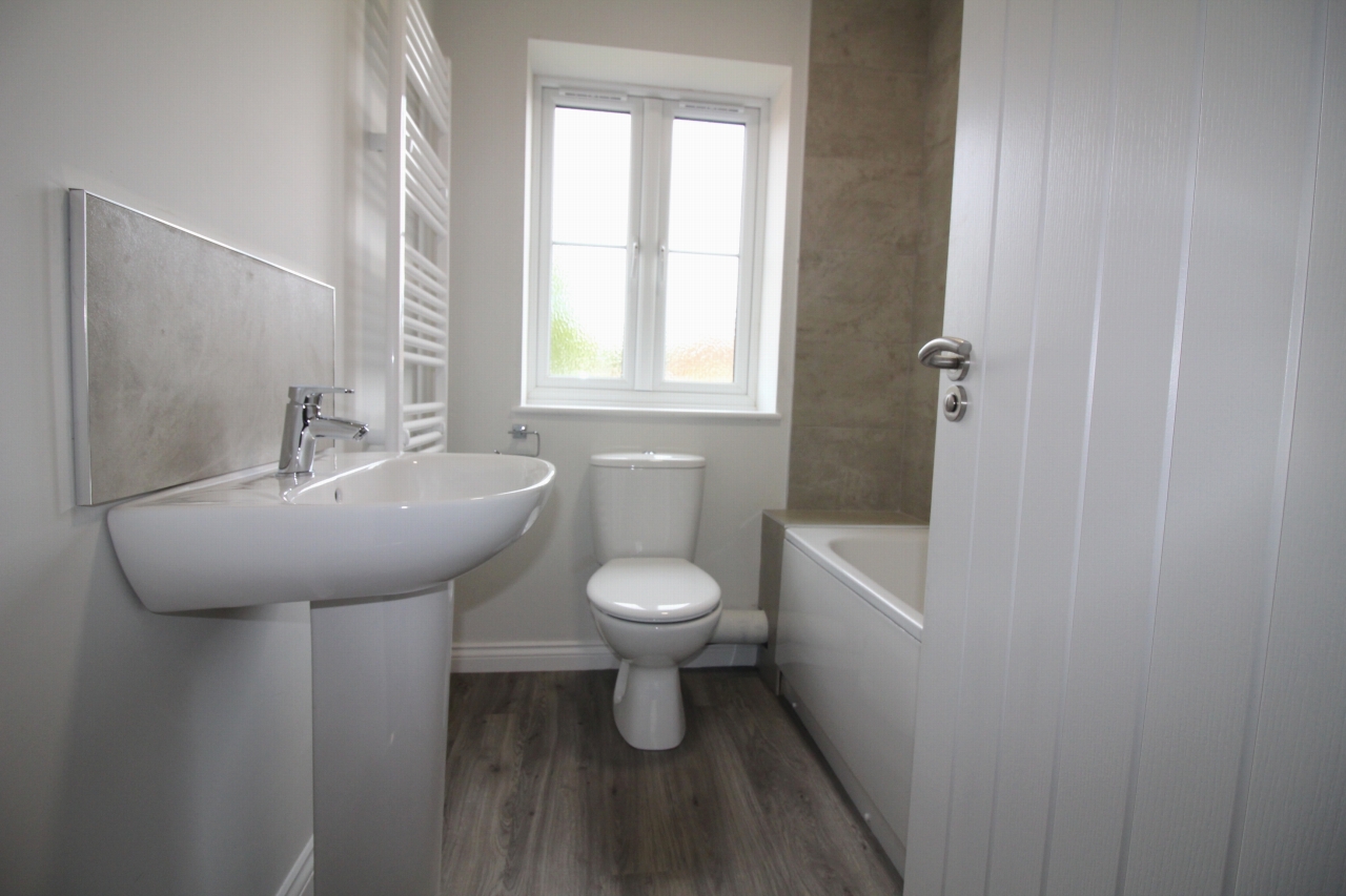 4 bedroom semi-detached house To Let in Birmingham - Photograph 10.