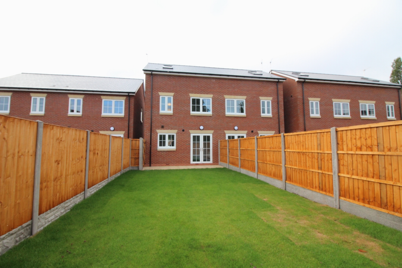 4 bedroom semi-detached house To Let in Birmingham - Photograph 12.