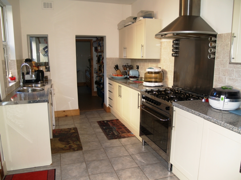 3 bedroom mid terraced house Sold in Birmingham - photograph 3.