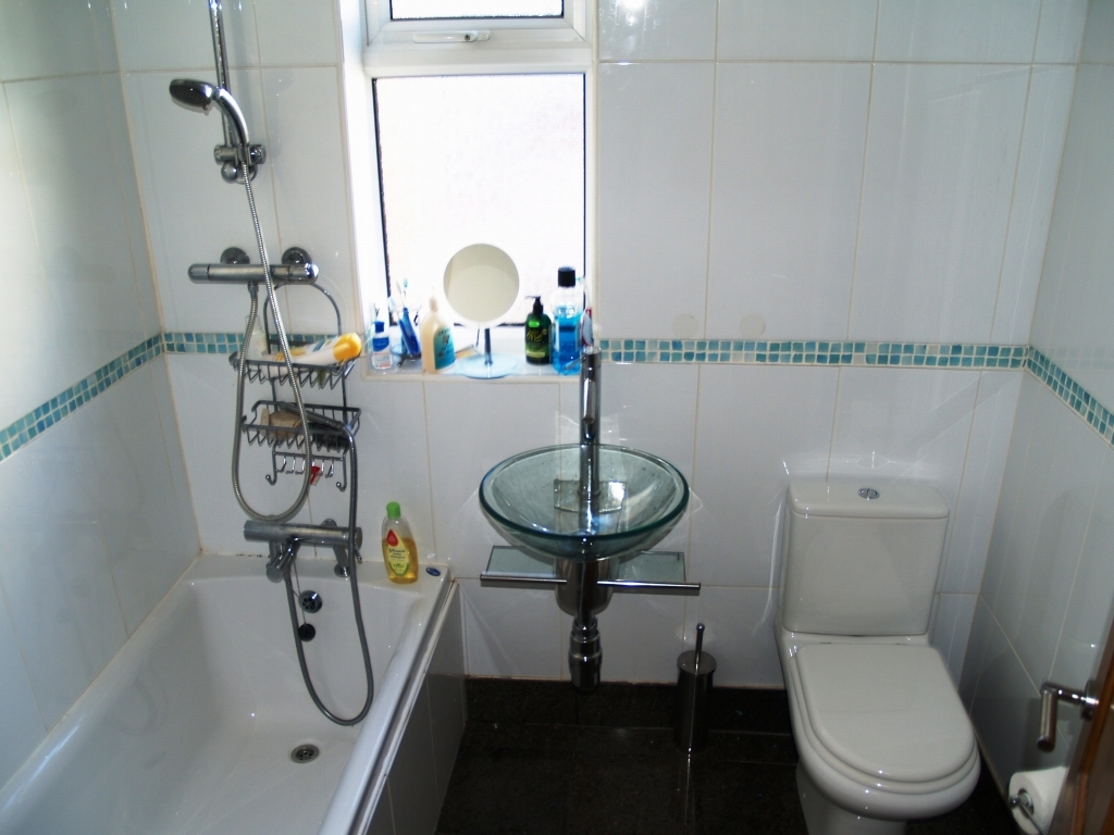 3 bedroom mid terraced house Sold in Birmingham - photograph 5.