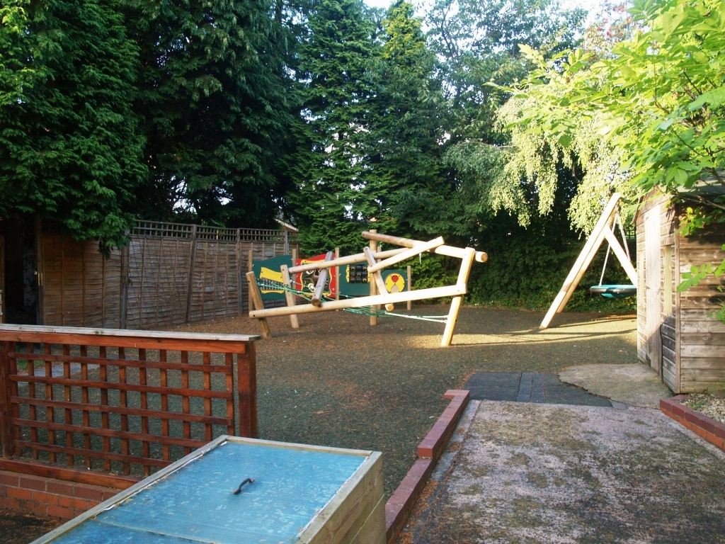 3 bedroom detached bungalow Sold in Solihull - photograph 4.