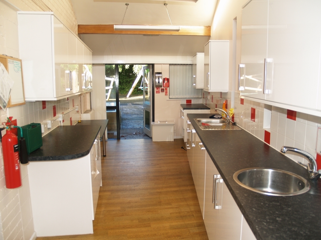 3 bedroom detached bungalow Sold in Solihull - photograph 5.