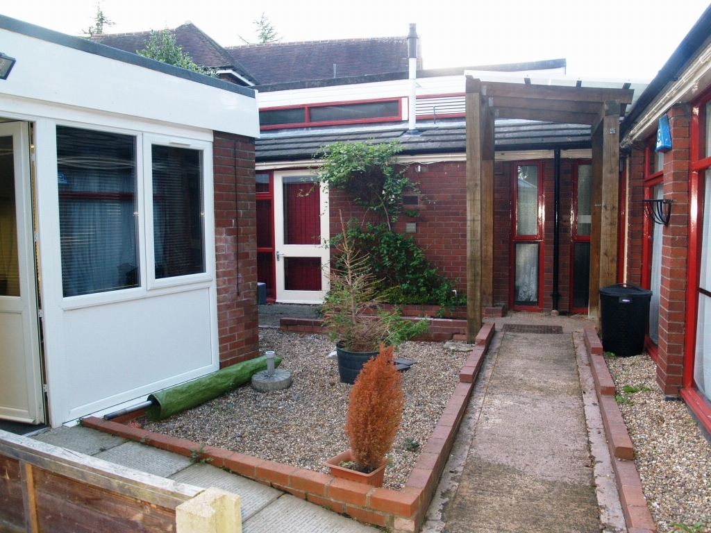 3 bedroom detached bungalow Sold in Solihull - photograph 7.