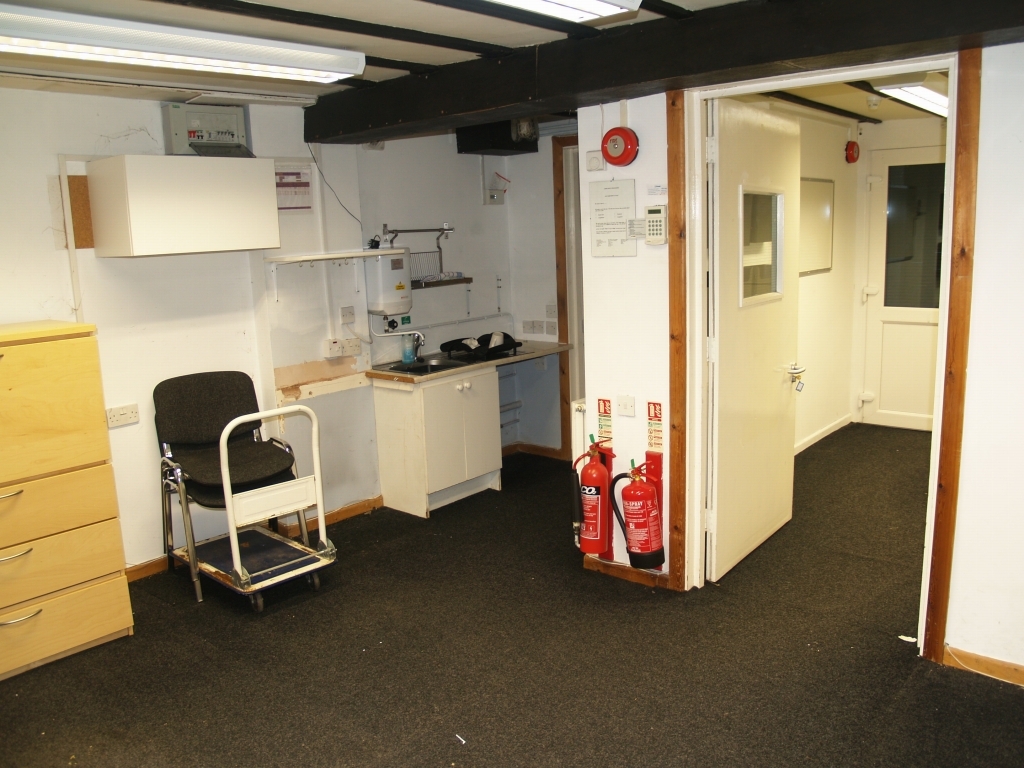 3 bedroom detached bungalow Sold in Solihull - photograph 8.