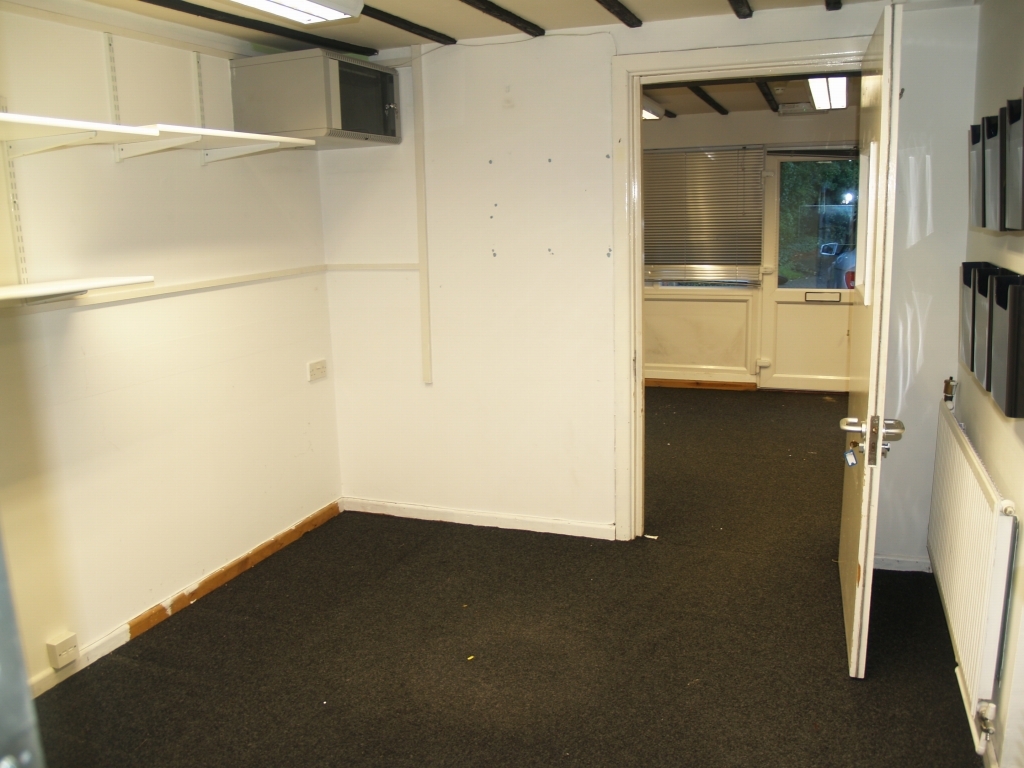 3 bedroom detached bungalow Sold in Solihull - photograph 9.