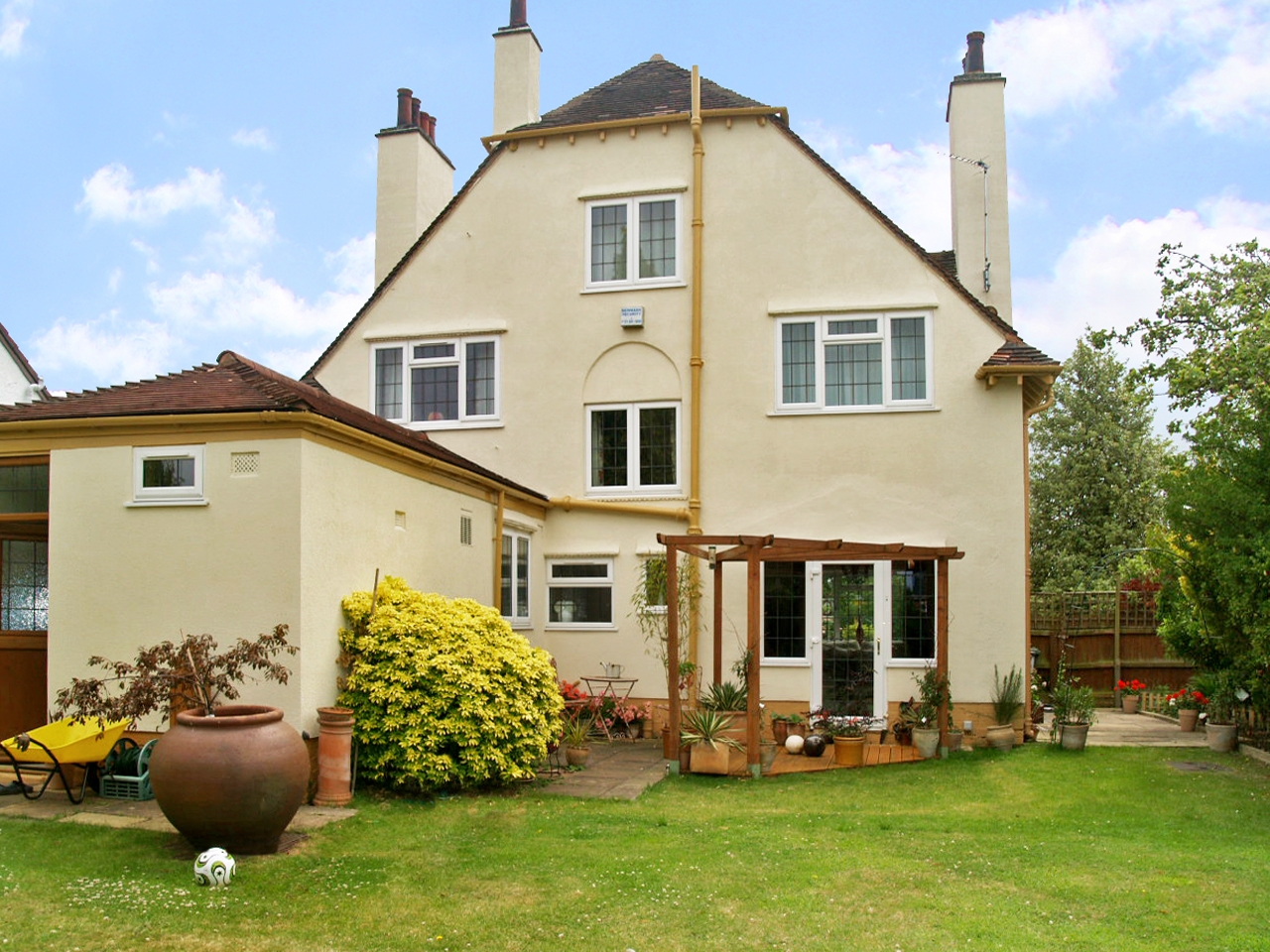 4 bedroom detached house SSTC in Solihull - photograph 17.