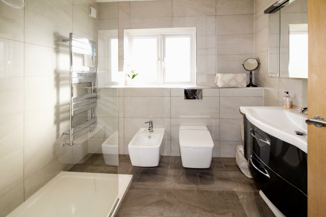 3 bedroom semi-detached house SSTC in Solihull - Photograph 11.