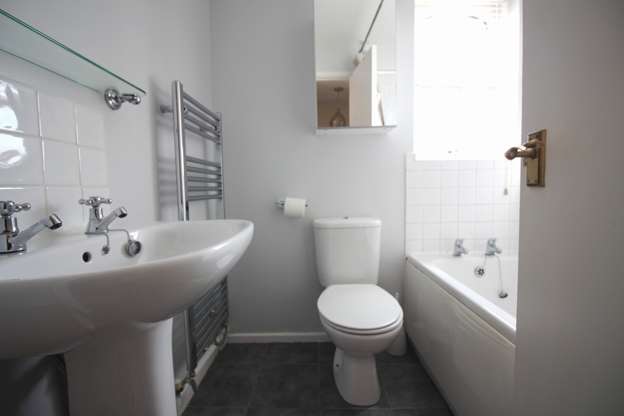 2 bedroom semi detached house SSTC in Solihull - photograph 7.