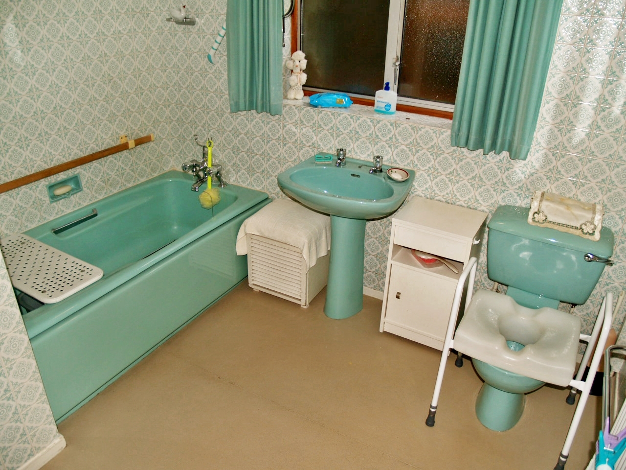 2 bedroom detached bungalow SSTC in Birmingham - photograph 9.