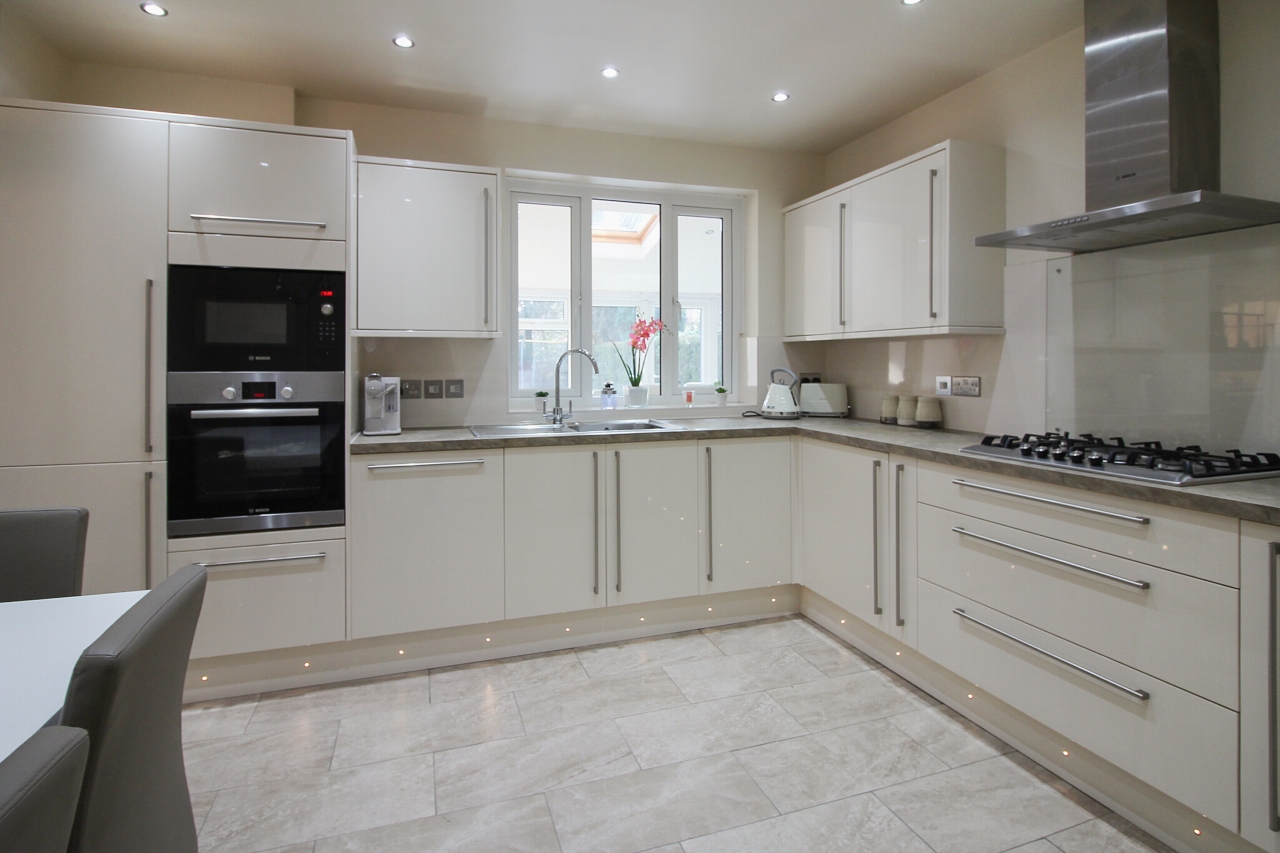 3 bedroom semi-detached house SSTC in Solihull - Photograph 4.