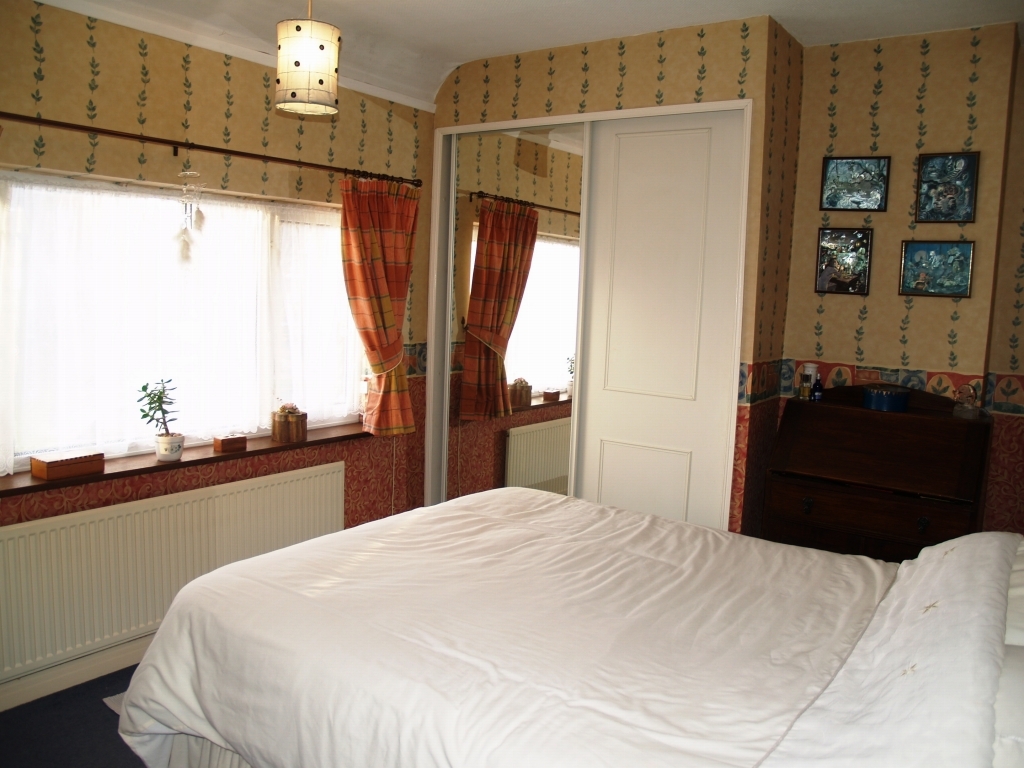 2 bedroom mid terraced house Sold in Solihull - photograph 4.