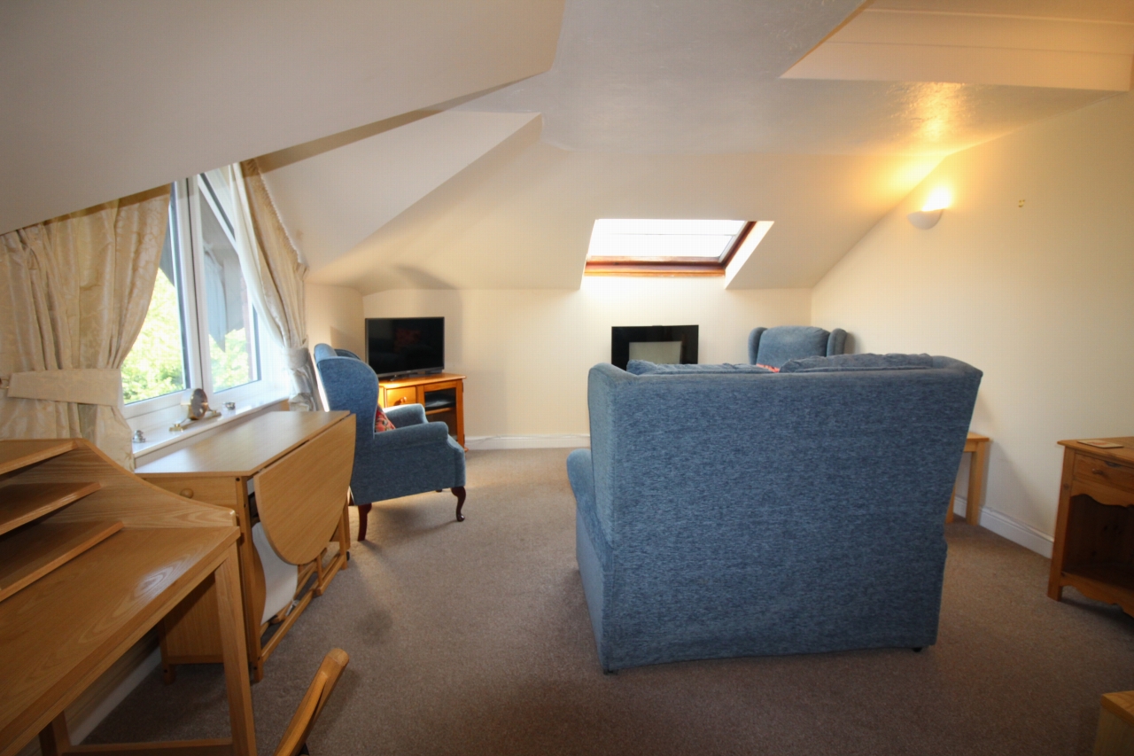 1 bedroom apartment flat/apartment SSTC in Solihull - Photograph 2.