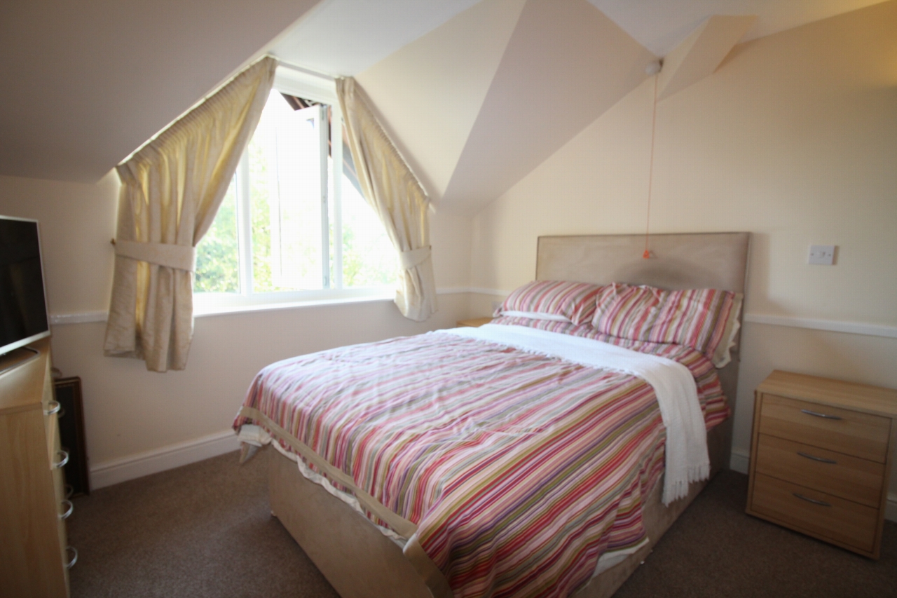 1 bedroom apartment flat/apartment SSTC in Solihull - Photograph 4.