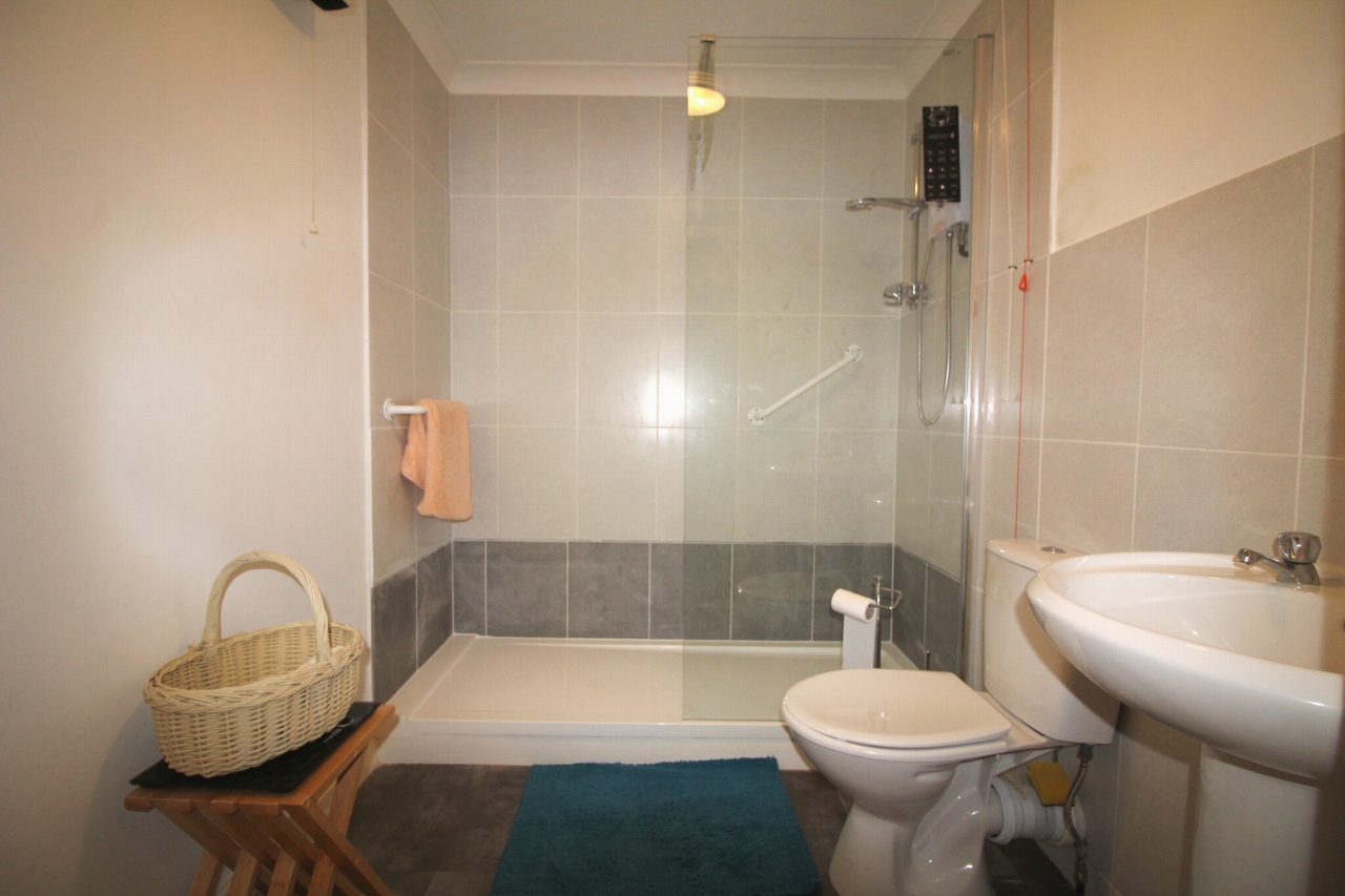 1 bedroom apartment flat/apartment SSTC in Solihull - Photograph 7.