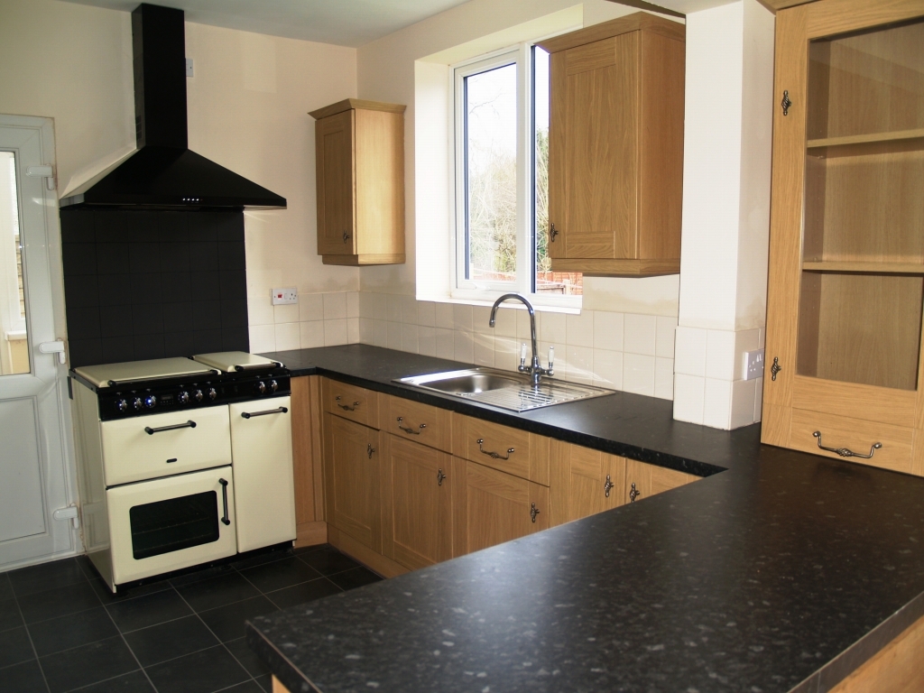 4 bedroom semi detached house Sold in Birmingham - photograph 4.