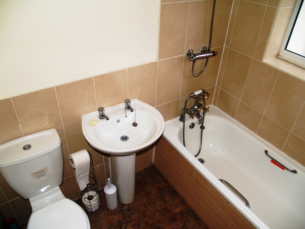 4 bedroom semi detached house Sold in Birmingham - photograph 9.