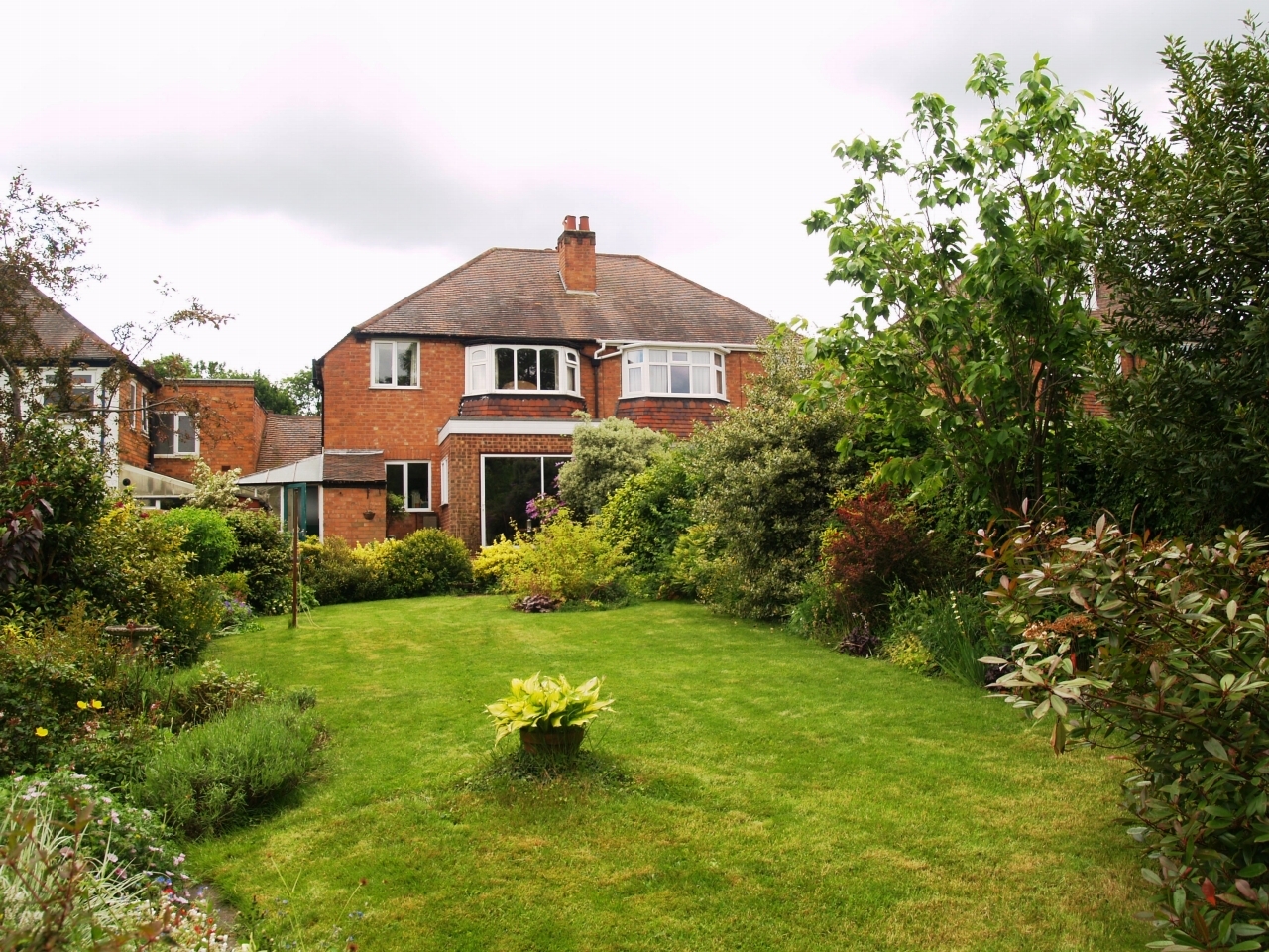 3 bedroom semi detached house SSTC in Solihull - Photograph 3.