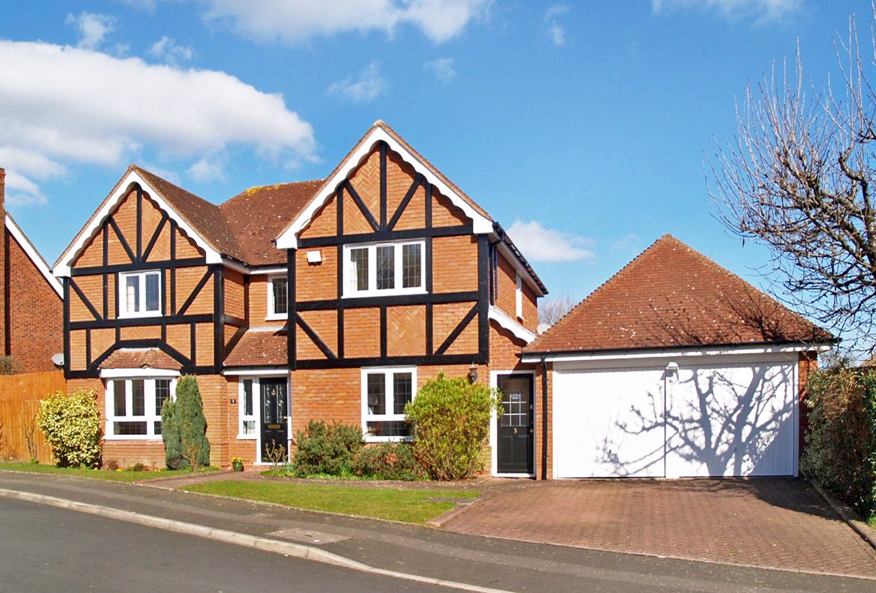 5 bedroom detached house Sold in Solihull - Main Image.