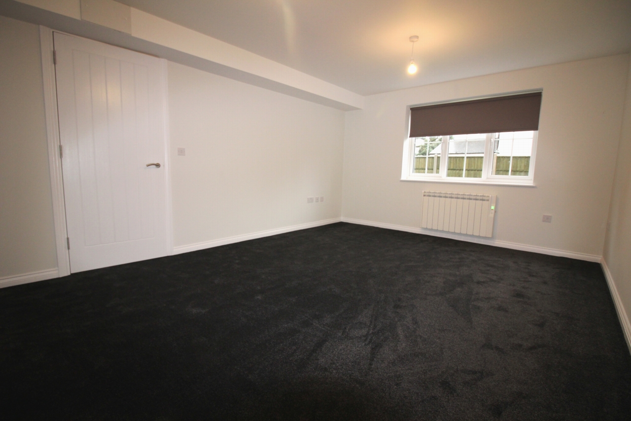 4 bedroom detached house To Let in Birmingham - Photograph 7.