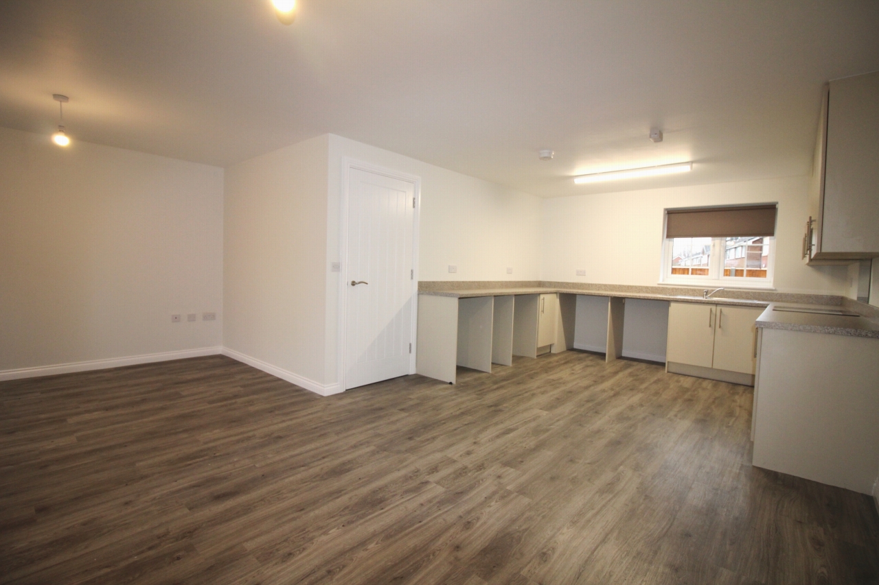 4 bedroom detached house To Let in Birmingham - Photograph 5.