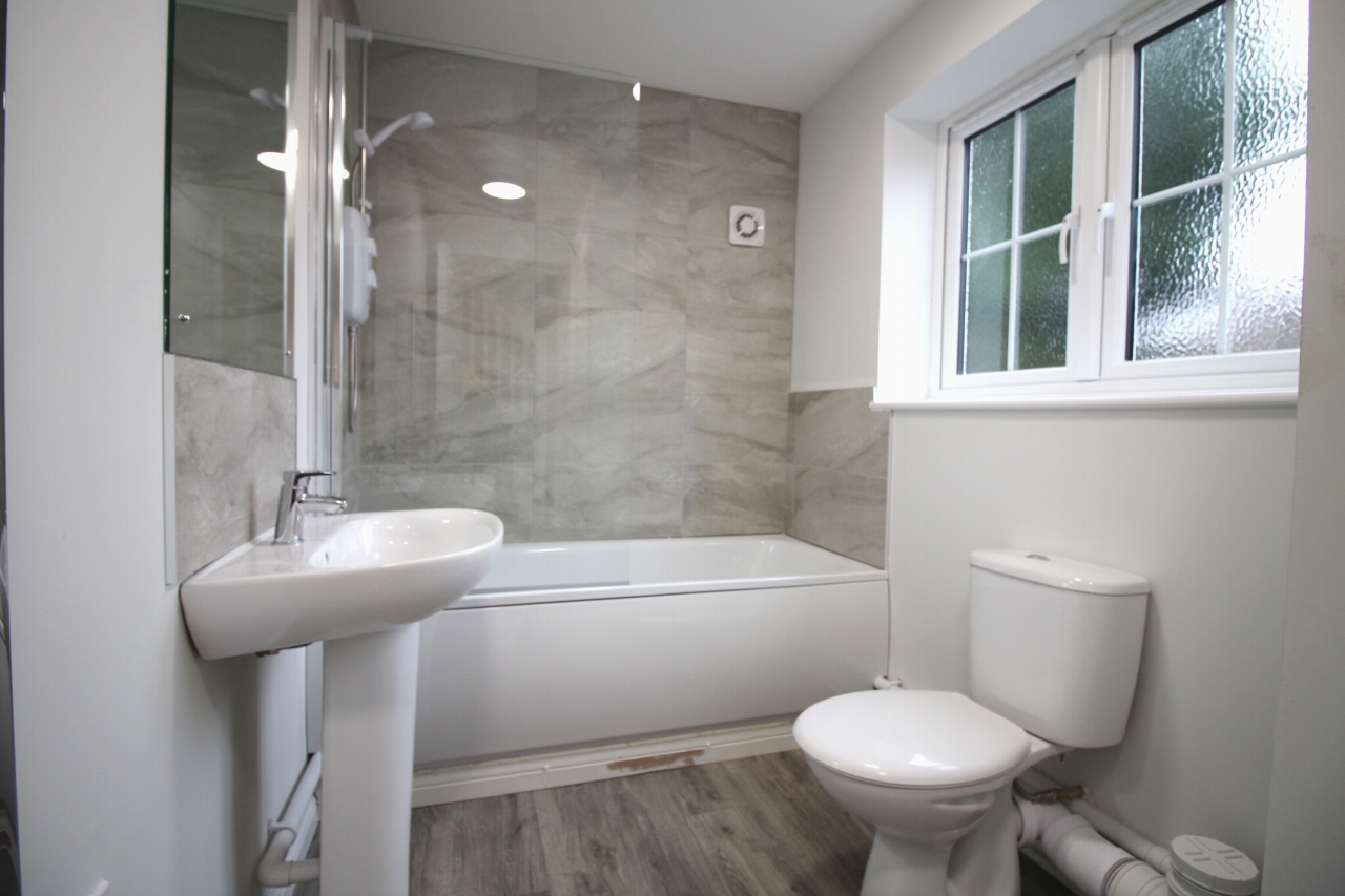 4 bedroom detached house To Let in Birmingham - Photograph 8.