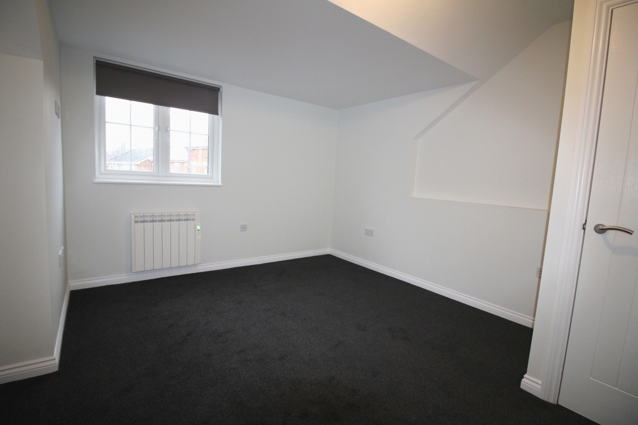 4 bedroom detached house To Let in Birmingham - Photograph 10.