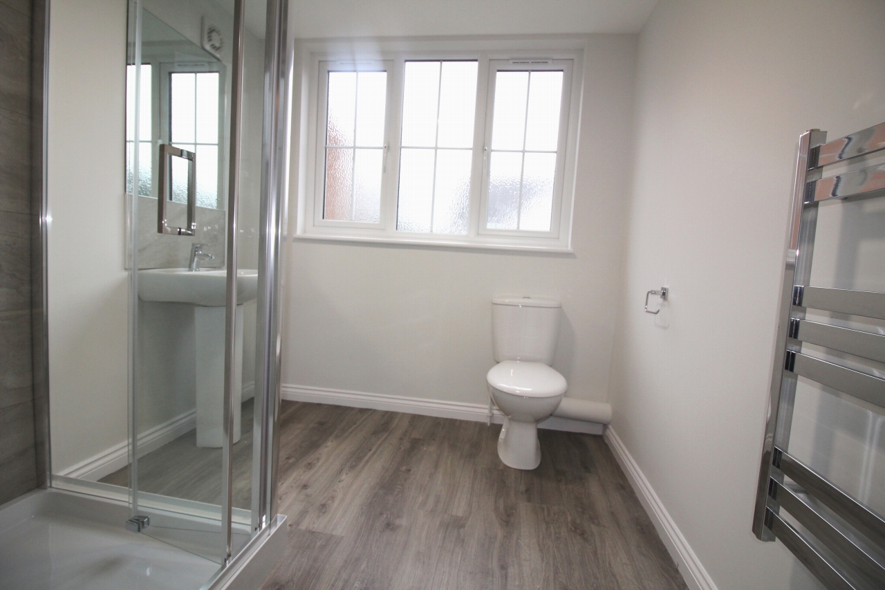 4 bedroom detached house To Let in Birmingham - Photograph 12.