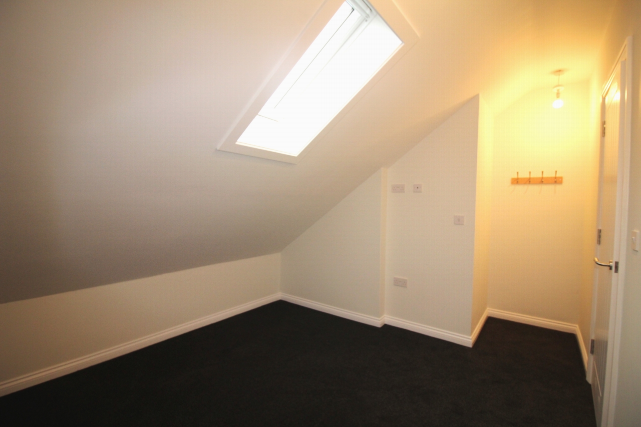 4 bedroom detached house To Let in Birmingham - Photograph 13.