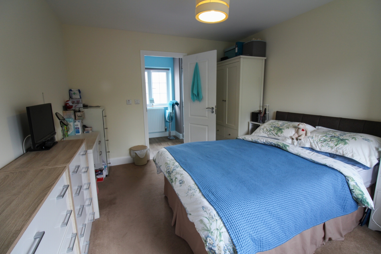 3 bedroom detached house SSTC in Solihull - photograph 10.
