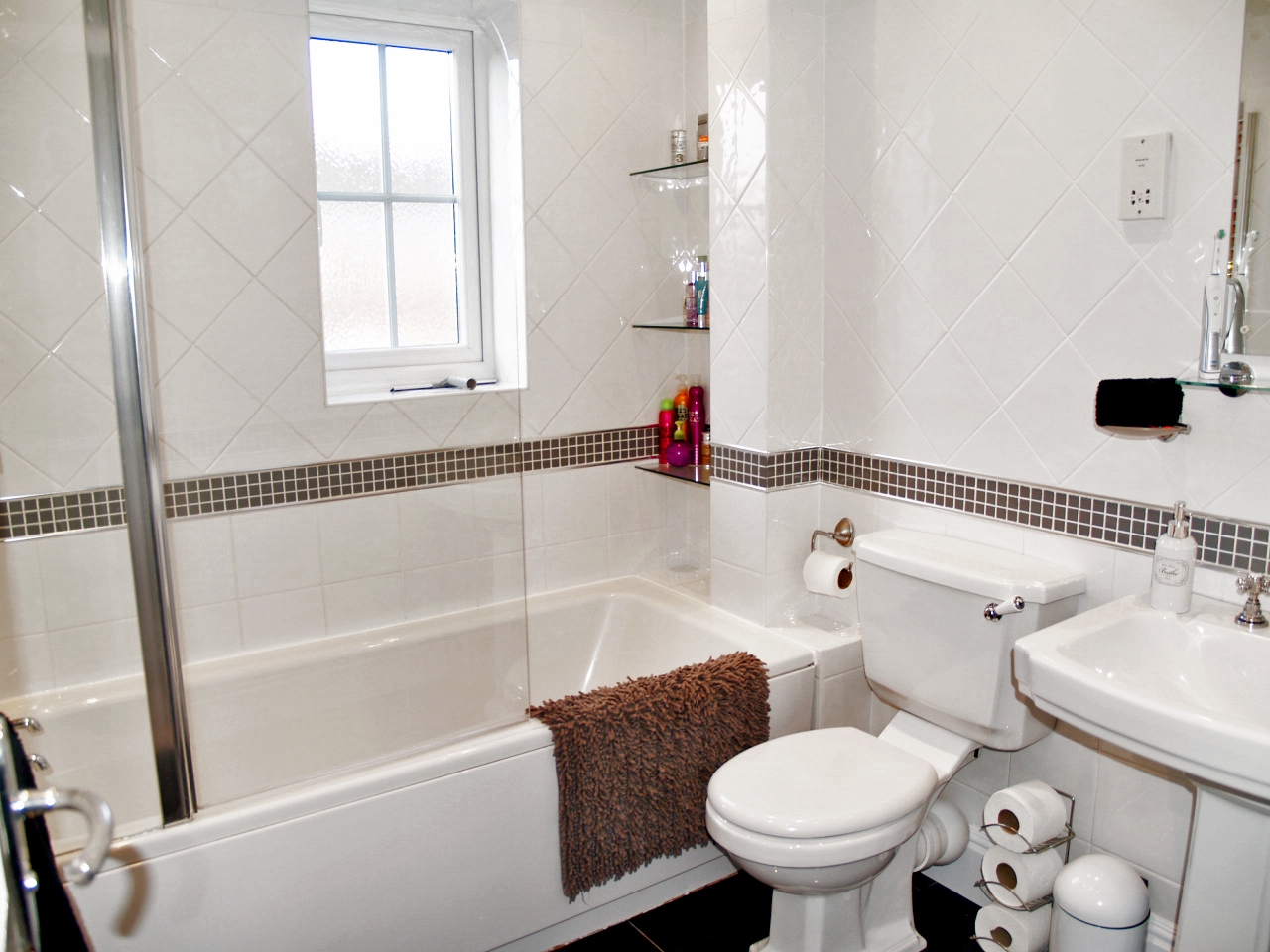 3 bedroom semi detached house SSTC in Solihull - photograph 7.