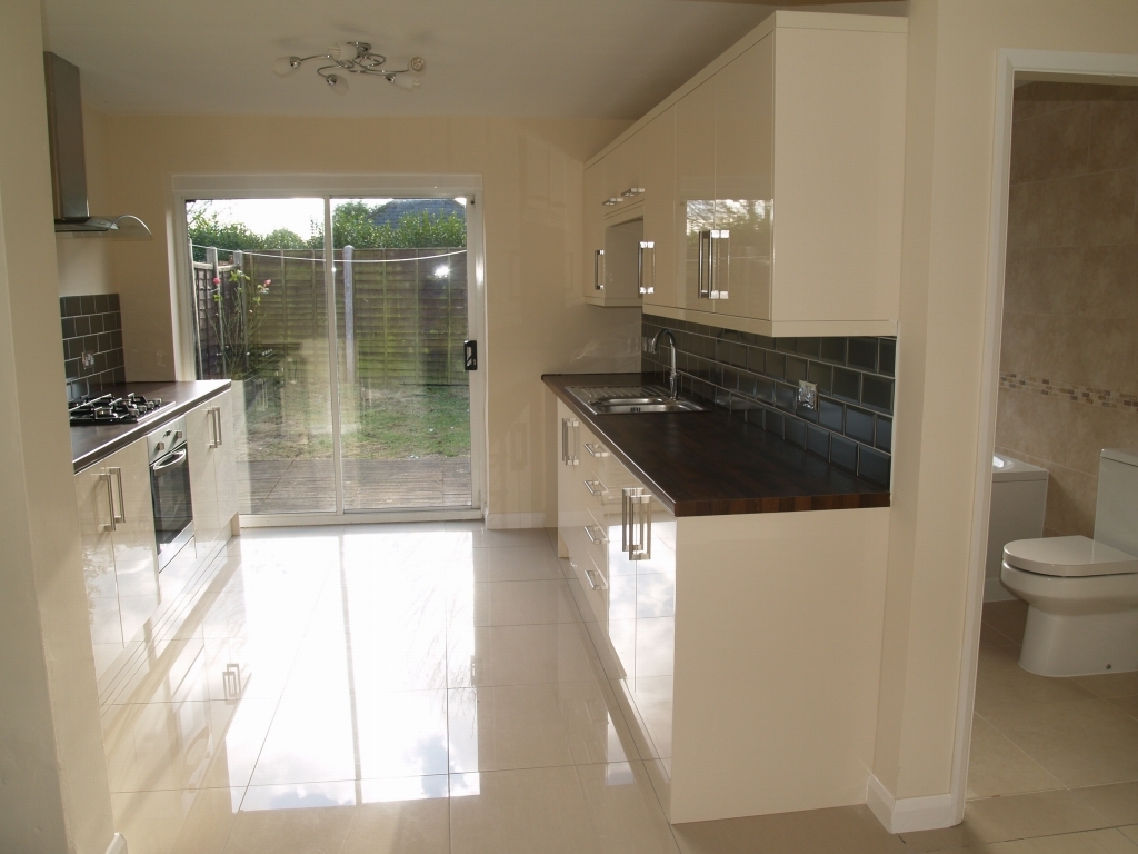 3 bedroom mid terraced house Sold in Birmingham - photograph 3.