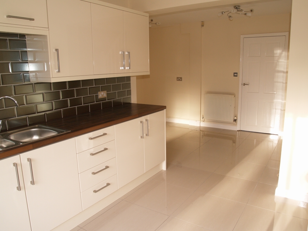 3 bedroom mid terraced house Sold in Birmingham - photograph 4.