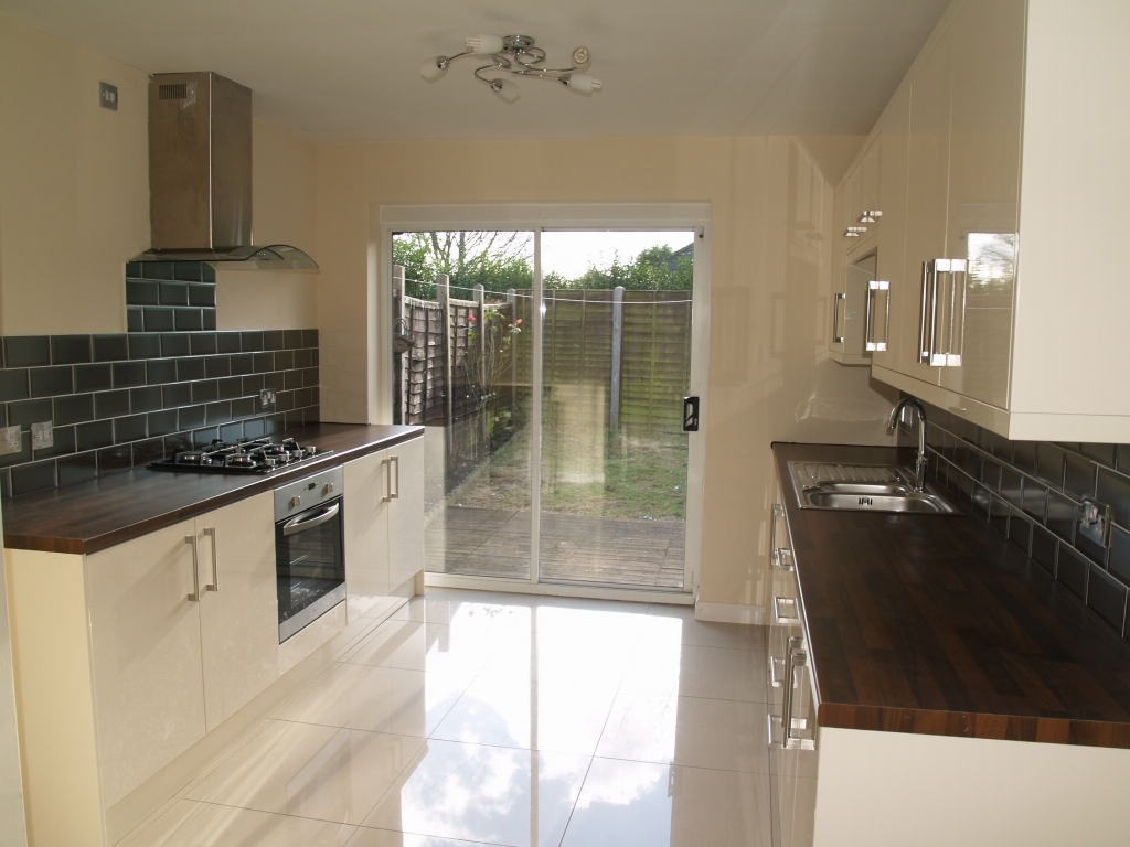 3 bedroom mid terraced house Sold in Birmingham - photograph 5.