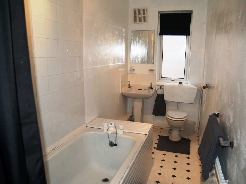 2 bedroom first floor apartment Sold in Birmingham - photograph 4.