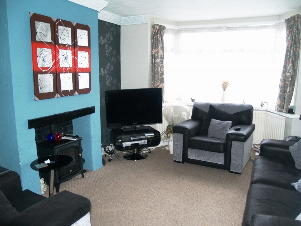 3 bedroom semi detached house Sold in Birmingham - photograph 3.