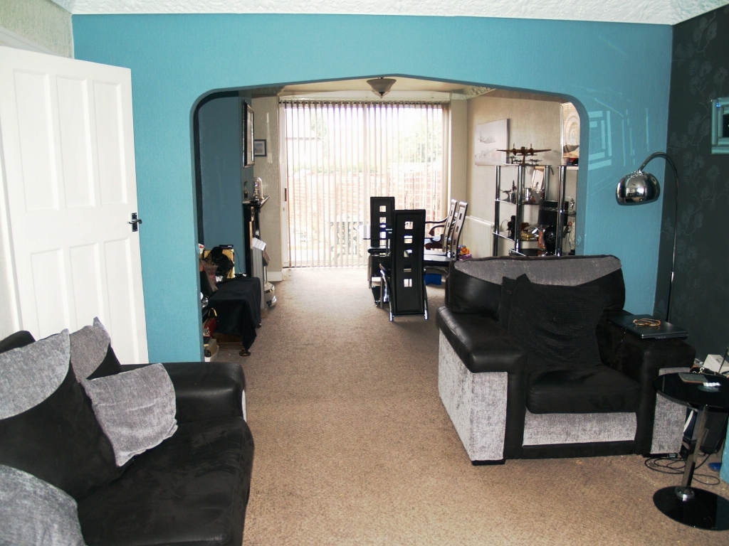 3 bedroom semi detached house Sold in Birmingham - photograph 4.