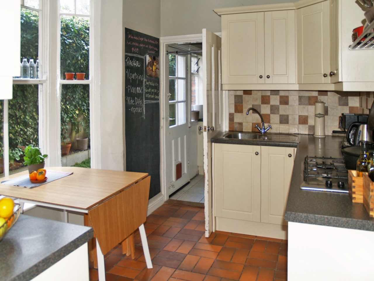 3 bedroom mid terraced house Sold in Birmingham - photograph 5.