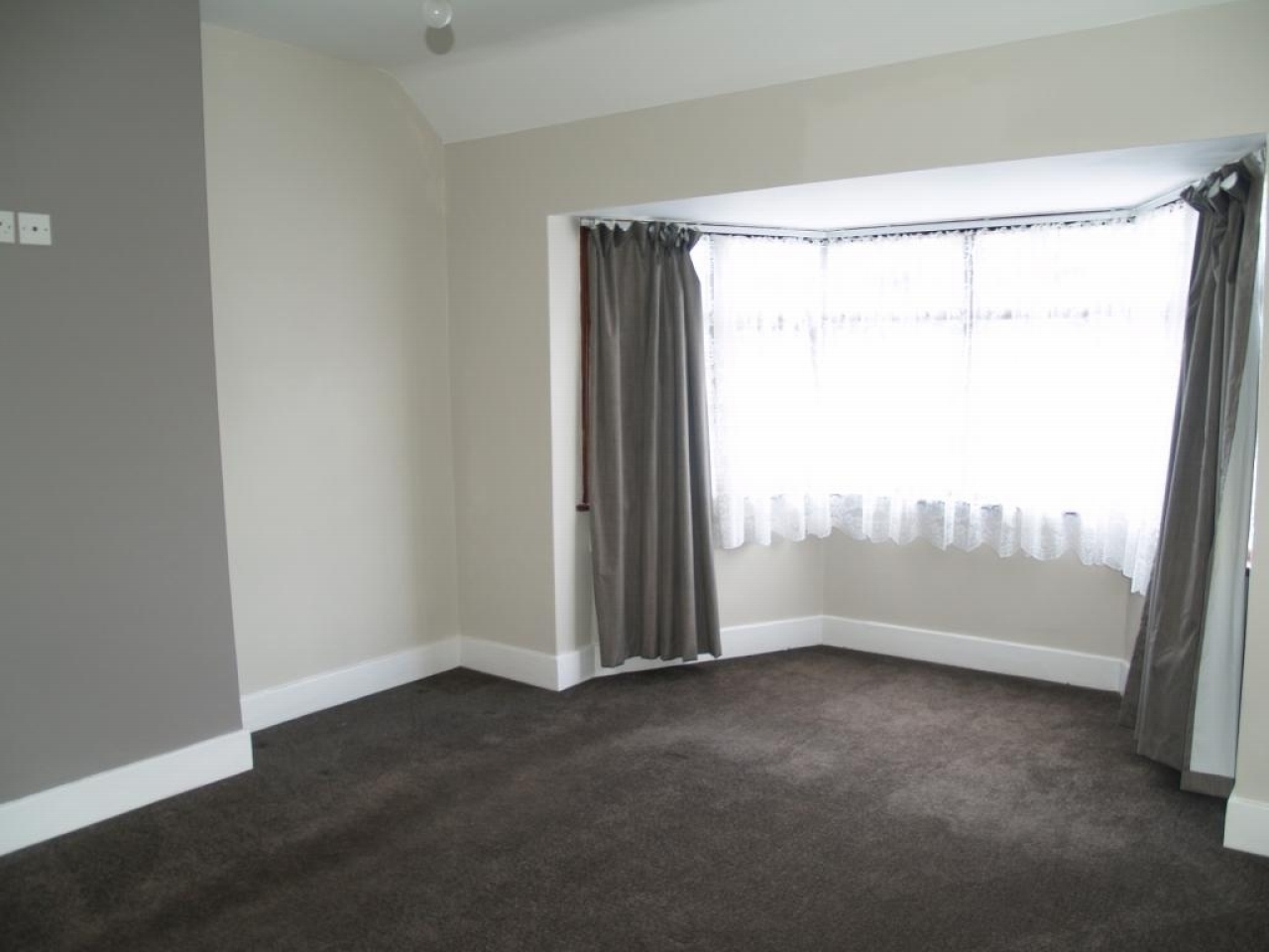 3 bedroom semi detached house Sold in Birmingham - photograph 3.