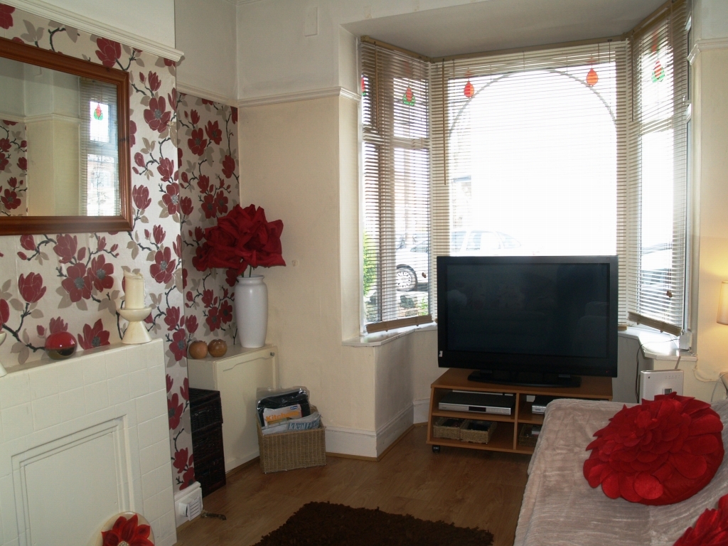 3 bedroom mid terraced house Sold in Birmingham - photograph 2.