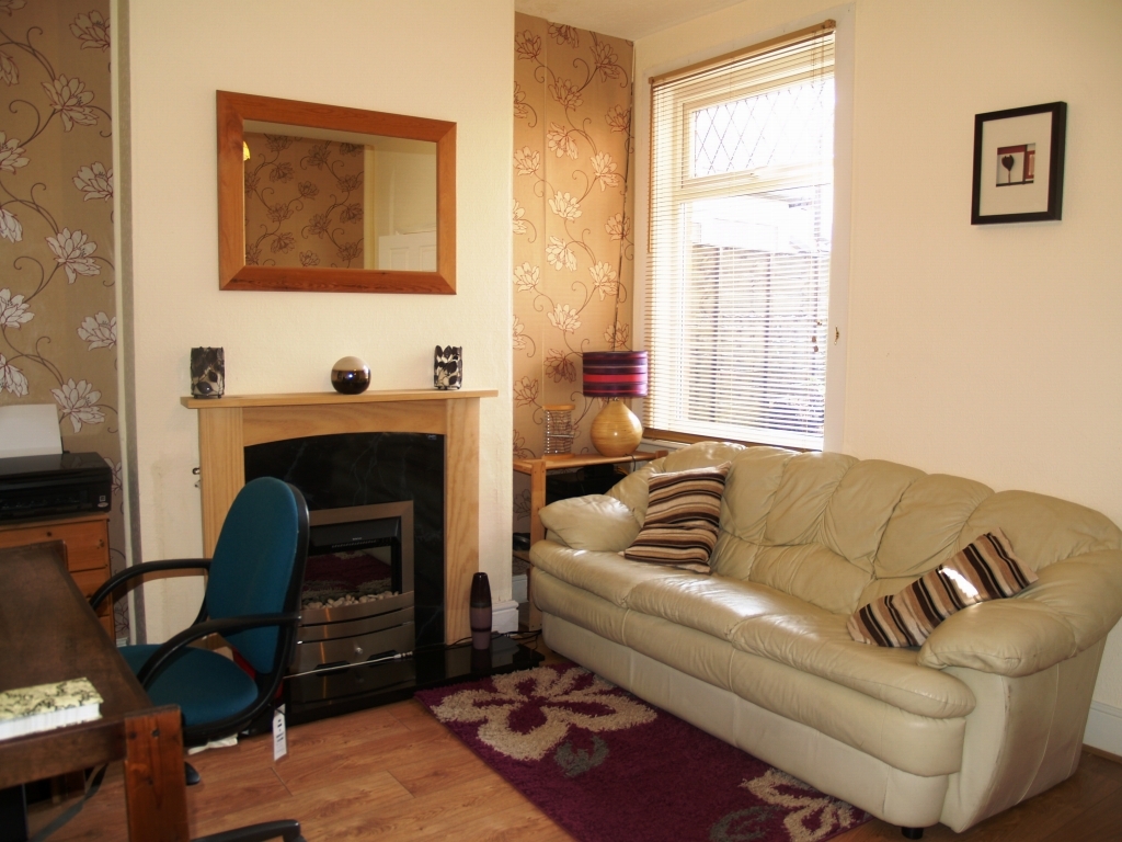 3 bedroom mid terraced house Sold in Birmingham - photograph 3.