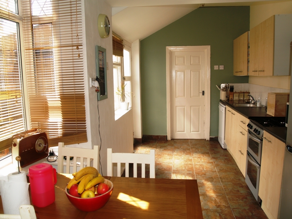 3 bedroom mid terraced house Sold in Birmingham - photograph 4.