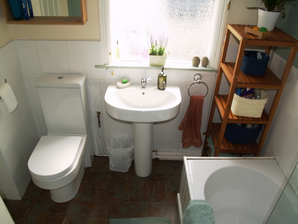 3 bedroom mid terraced house Sold in Birmingham - photograph 6.