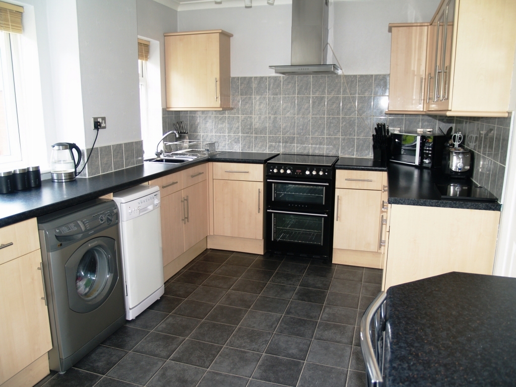 2 bedroom mid terraced house Sold in Birmingham - photograph 4.