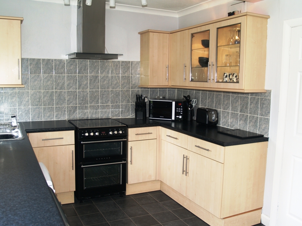 2 bedroom mid terraced house Sold in Birmingham - photograph 5.