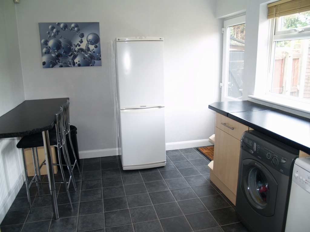 2 bedroom mid terraced house Sold in Birmingham - photograph 6.