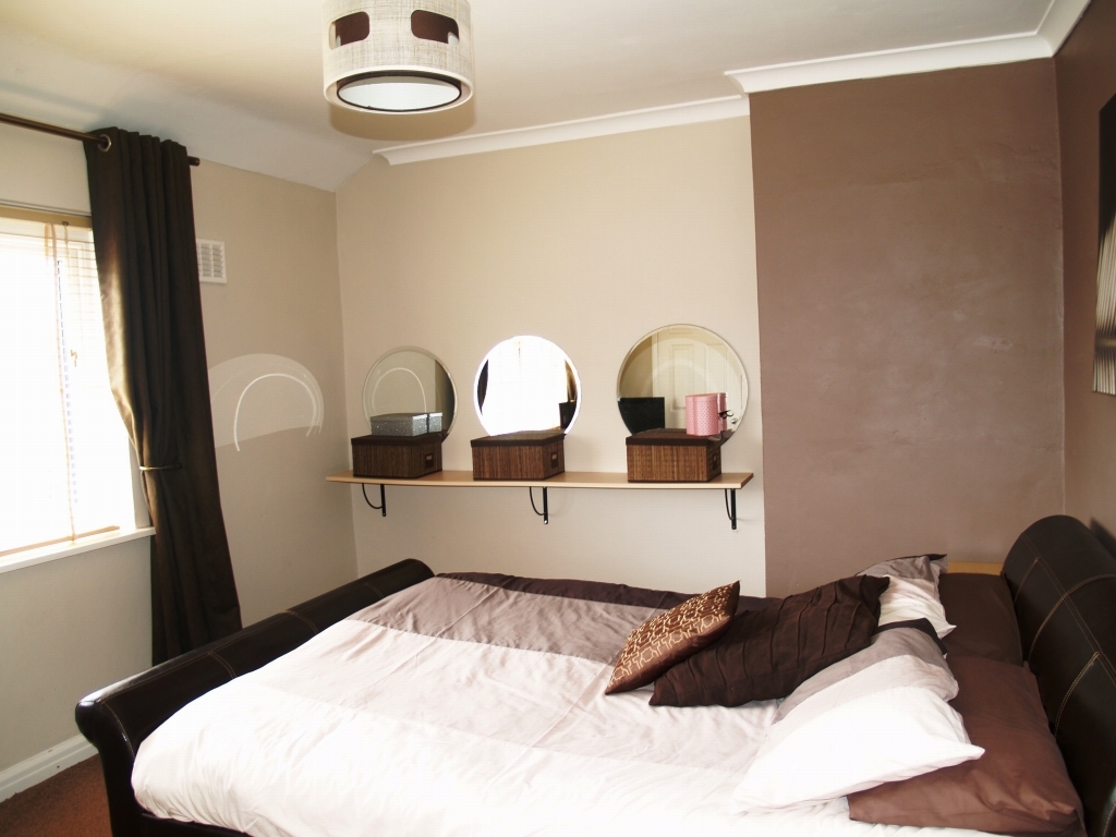 2 bedroom mid terraced house Sold in Birmingham - photograph 7.