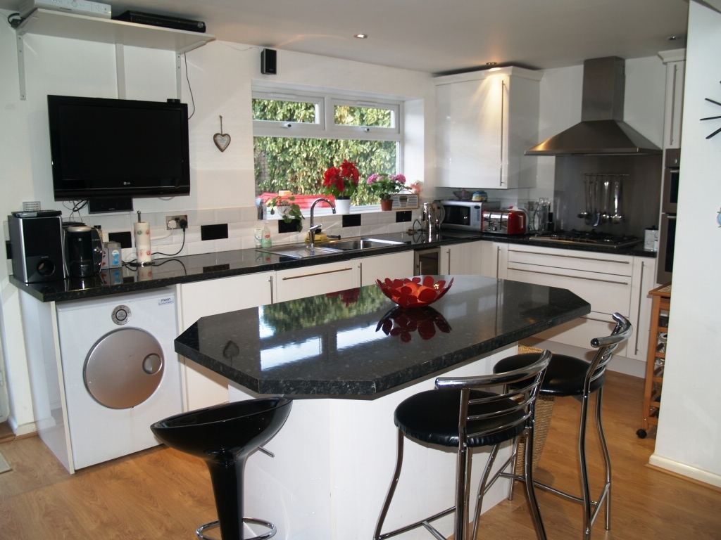 3 bedroom detached house Sold in Birmingham - photograph 4.