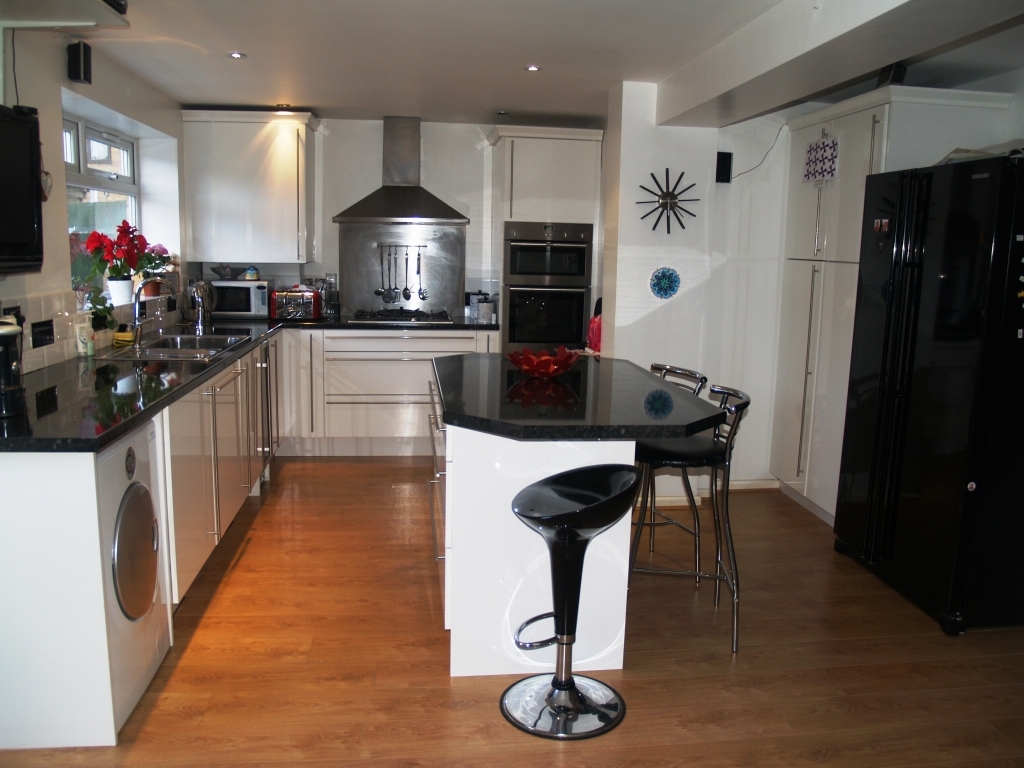 3 bedroom detached house Sold in Birmingham - photograph 6.